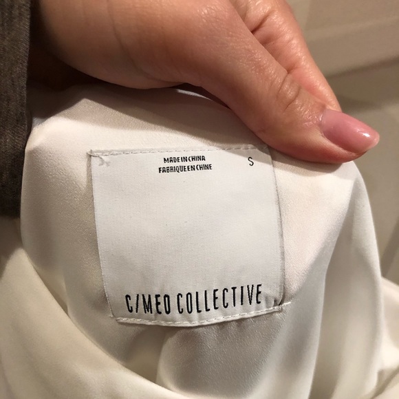 Beautiful white dress **sleeve has been removed** - Picture 7 of 8